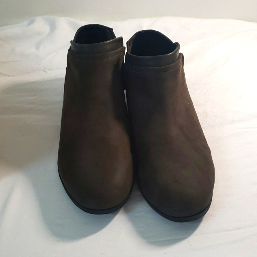 9.5w dark olive comfortview booties